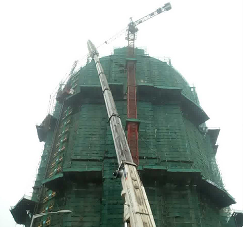 克什克腾吊车在工地上作业